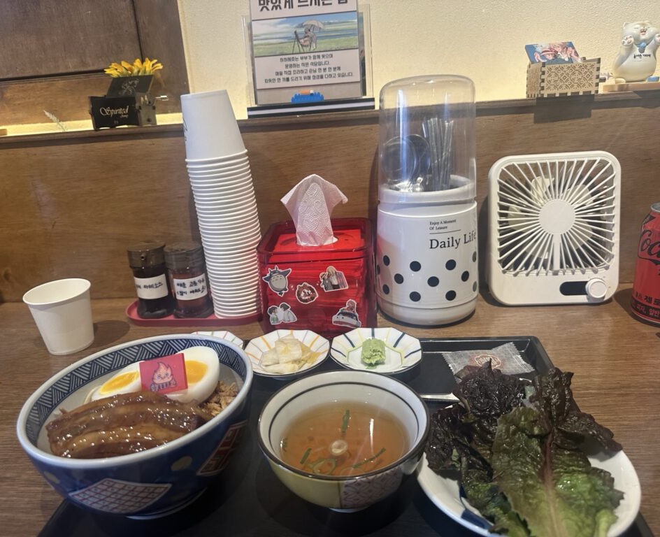 일본 가정식의 정성이 담긴 히히헤호의 부타노가쿠니동